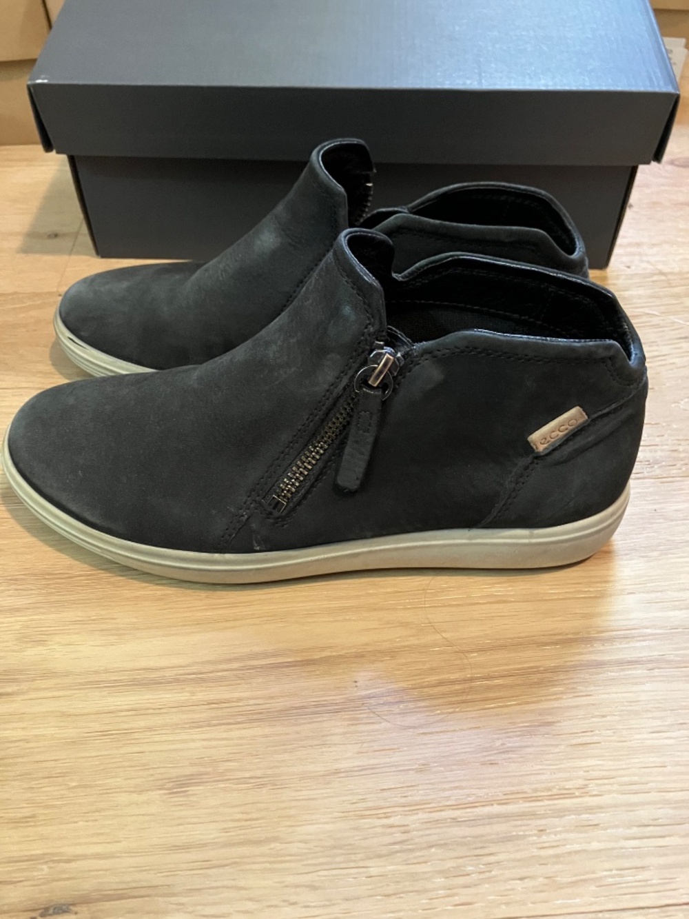 ECCO Soft Size 6.5 7 Low Zip Bootie Black Nubuck Leather Ankle Boots